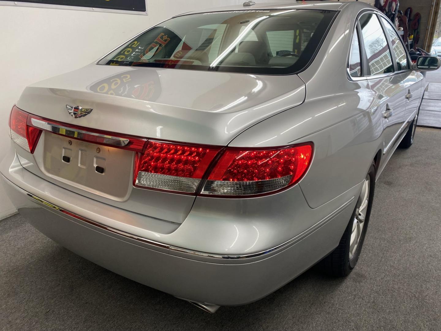 2007 SILVER /Tan Hyundai Azera AWD (KMHFC46F27A) with an 2.4L L4 DOHC 16V engine, 4-Speed Automatic Overdrive transmission, located at 533 S West End Blvd., Quakertown, PA, 18951, (877) 257-4995, 40.343994, -75.303604 - Photo#3